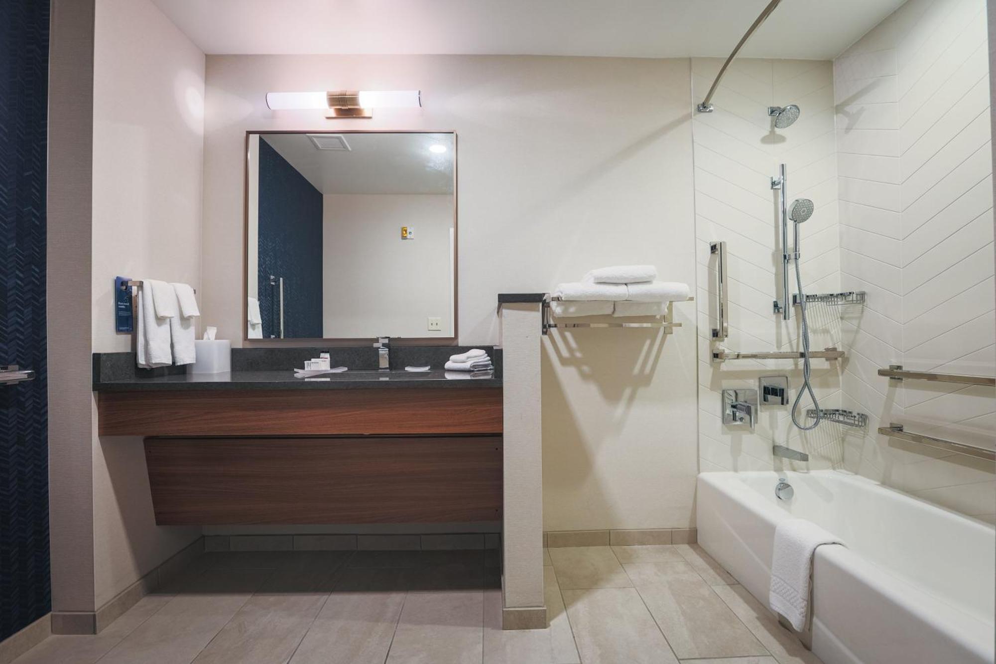 Fairfield Inn & Suites Маркет Екстер'єр фото
